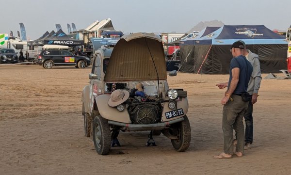 Не всички участници в Дакар са със специално проектирани болиди и с милионни бюджети